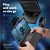 DROIX Handheld-Gaming-PC: Vielseitiges Windows 11-Gerät zum Spielen und Arbeiten unterwegs. Clamshell-Design mit 7-Zoll-Touchscreen, vollständiger Tastatur und Gaming-Bedienelementen. Dual-Mode-Funktionalität - Codierung auf dem oberen Bildschirm, FPS-Gaming auf dem unteren. Abnehmbare Griffe für verbesserten Spielkomfort. Kompakter Formfaktor, ideal für Produktivität und Spiele unterwegs. *Hinweis: Griffe sind separat erhältlich.