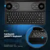GPD WIN Mini 2024: Voll beleuchtete QWERTY-Tastatur mit integrierter Gaming-Steuerung im XBOX-Stil. Mit zwei analogen Joysticks, D-Pad, XYAB-Tasten und Schultertasten. Kompaktes Layout mit Funktionstasten, Touchpad und Windows-Taste. Inset zeigt eine Nahaufnahme des ergonomischen Tastendesigns. Hervorgehoben werden die "QWERTY-Tastatur mit voller Hintergrundbeleuchtung" und die "integrierten XBOX-Gaming-Bedienelemente für Handheld-Spiele". Inklusive Hall-Effekt-Joysticks, L4/R4-Tasten und Gyroskop für ein verbessertes Spielerlebnis.