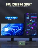 Mini-komputer GMKtec podłączony do dwóch monitorów HD, prezentujący możliwości jednoczesnej obsługi wielu ekranów. Konfiguracja obejmuje elegancki, kompaktowy czarny mini PC z portami HDMI używanymi do podłączenia dwóch monitorów o wysokiej rozdzielczości wyświetlających żywe, wyraźne obrazy. 