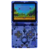 RG35XXSP-TRANSPARENT-BLUE-LISTING-DONE-01 ANBERNIC RG35XXSP Transparent Blau Handheld beim Abspielen eines Videospiels