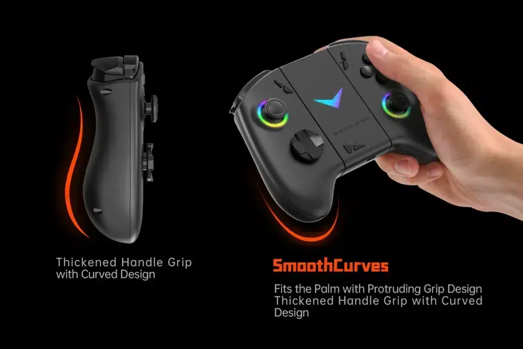 Een gamecontroller in twee aanzichten: één vanaf de zijkant en één in de hand. Het zijaanzicht benadrukt de verdikte handgreep met een gebogen ontwerp, wat ergonomisch comfort benadrukt. Het zicht met de controller in de hand laat de vloeiende rondingen van de controller zien en stelt dat de controller “goed in de hand ligt met een uitstekende grip”. De controller heeft gekleurde ringen rond de joysticks.   