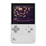 Vista frontale di AYANEO Pocket DMG in Moon White, che mette in evidenza il layout verticale del palmare con un vibrante schermo OLED da 3,92 pollici, pulsanti di controllo e joystick analogico.