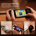 Tre immagini di AYANEO Pocket Micro in mano, che mostrano le sue dimensioni compatte e il suo design di ispirazione retrò. Il testo la descrive come una "console portatile da sogno per l'infanzia", con caratteristiche quali una presa migliorata, un layout a doppio joystick e capacità di gioco in movimento. Le dimensioni del dispositivo sono di 156 x 63 x 18 mm, con un peso di 233 grammi.