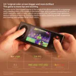Una persona con in mano l'AYANEO Pocket Micro, che mostra un vivace gioco in stile retrò sul suo schermo da 3,5 pollici. Il testo descrive le caratteristiche dello schermo, tra cui la risoluzione di 960x640, 330 PPI e il rapporto di aspetto 3:2. Una tabella sottostante elenca ulteriori specifiche dello schermo.