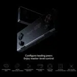 Un elegante dispositivo di gioco portatile nero chiamato AYANEO Pocket Micro mostrato in un'angolazione che ne evidenzia il profilo sottile e la disposizione dei pulsanti. In basso sono presenti icone che rappresentano varie caratteristiche come il puntamento con giroscopio, i joystick ad alta precisione e le opzioni di personalizzazione dei pulsanti.