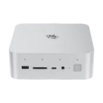 Vista frontale del mini PC Beelink GTi14 Ultra. Dispositivo quadrato argento con bordi arrotondati. Porte visibili includono USB, slot per scheda SD, USB-C e jack audio. Logo Beelink sulla parte superiore. Pulsante di accensione con indicatore LED sul lato destro.