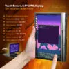 Ručni GPD Pocket 4 prikazuje svoj 8.8-inčni LTPS zaslon osjetljiv na dodir s rotacijom od 180° za način rada tableta. Ključne značajke uključuju rezoluciju 2560x1600, gustoću piksela od 343 PPI, svjetlinu od 500 nita, brzinu osvježavanja od 144 Hz, omjer slike 16:10, raspon boja od 97% DCI-P3 i Pro ICC kalibraciju boja za precizne slike.