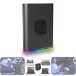 Az ONEXGPU 2 függőlegesen, az alapját körülvevő élénk RGB-világítással látható, az alábbiakban életmódképek kíséretében, amelyek a különböző kézi és laptop eszközökhöz csatlakoztatott játékkészülékekben való használatát mutatják be.