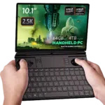 "Kuva GPD WIN Max 2 2025 -kämmentietokoneesta, jossa on 10,1 tuuman 2,5K-kosketusnäyttö. Tärkeimmät tekniset tiedot sisältävät AMD Ryzen AI Pro 9 HX -suorittimen, AMD Radeon -grafiikkapiirin, 64 Gt RAM-muistia ja 4 Tt M.2 SSD-tallennustilan. Näytössä näkyy futuristinen pelikohtaus scifi-teemalla, mikä korostaa sen kehittynyttä suorituskykyä ja immersiivistä kokemusta."