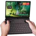 Kuva GPD WIN Max 2 2025:stä, kannettavasta pelitietokoneesta, jossa on 10,1 tuuman 2,5K-kosketusnäyttö. Siinä on AMD Ryzen AI Pro 9 HX ja Radeon 8000 -sarjan grafiikat. Laitteessa on jopa 64 Gt RAM-muistia ja jopa 4 TtB M.2 SSD-tallennustilaa, ja siinä on sisäänrakennetut pelisäätimet ja täysi QWERTY-näppäimistö. Näytöllä näkyy futuristinen pelikuvio eloisalla visuaalisuudella, mikä korostaa laitteen kehittyneitä suorituskykyominaisuuksia.