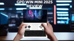 (GPD WIN MINI 2025 Review): GPD WIN Mini 2025 v svetlem igralnem okolju. Naprava ima 7-palčni zaslon, polno tipkovnico QWERTY in igralne gumbe. Na zaslonu je prikazano živahno ozadje v slogu cyberpunka s prekrivnim besedilom: "GPD WIN MINI 2025 REVIEW".