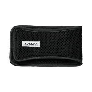 Θήκη AYANEO Pocket Micro σε μαύρο χρώμα με σχεδιασμό από πλέγμα που αναπνέει και κομψό μπάλωμα με το λογότυπο AYANEO, που παρέχει συμπαγή και κομψή προστασία για την κονσόλα παιχνιδιών.