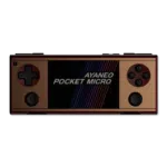 Vista frontale di AYANEO Pocket Micro in oro (descritto come "Retro Gold"), con lo stesso gioco della versione nera. Questa immagine evidenzia la varietà di colori del dispositivo, pur mantenendo identica la disposizione dei pulsanti e la visualizzazione dello schermo.