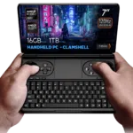 Kädet pitävät kädessään GPD WIN Mini 2025:tä, joka on kompakti kannettava tietokone, jossa on 7-tuumainen 120 Hz VRR-näyttö, AMD Ryzen 7 8840U -suoritin, AMD Radeon Graphics -grafiikkapiiri, 16 Gt RAM-muistia ja 1 Tt NVMe-tallennustila, futuristista kyberpunk-taustaa vasten.