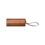 AYANEO-MIKRO-SCHUTZ-LEDER-ETUI AYANEO Micro Protective Leather Case in Braun mit kompaktem, zylindrischem Design und einer Klappe, die mit einem Magnetverschluss gesichert wird. Die Tasche ist mit einer Handschlaufe versehen, die das Tragen erleichtert, und auf der Vorderseite ist das AYANEO-Logo eingeprägt. Entwickelt, um AYANEO Pocket Micro Geräte stilvoll und dauerhaft zu schützen.