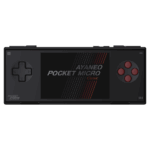Melna AYANEO Pocket Micro rokas spēļu konsole ar melnu ekrānu, uz kura baltā un sarkanā krāsā rakstīts "AYANEO POCKET MICRO Classic". Konsolei ir melns D-pad kreisajā pusē un četras sarkanas darbības pogas labajā pusē.