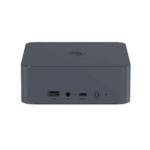 Uma vista frontal direita de um mini PC cinzento-escuro, de forma quadrada e cantos arredondados, sobre um fundo verde-escuro sólido. A superfície superior tem um padrão de textura subtil e um logótipo circular. O painel frontal inclui uma porta USB-A, uma entrada para auscultadores, uma porta USB-C e um botão de alimentação com um indicador LED circular. Todas as portas e botões estão identificados com texto branco.