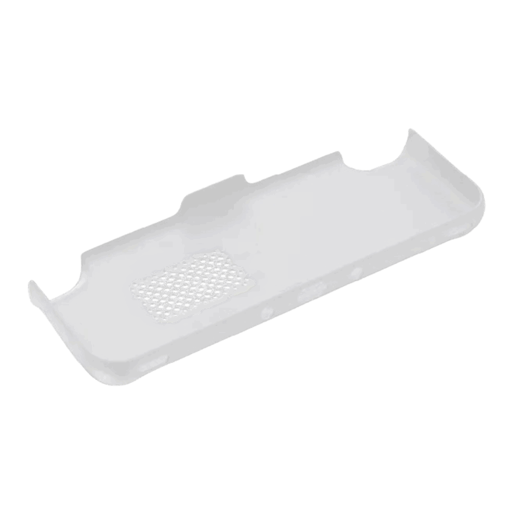 Tričetrtinski zadnji pogled na črno zaščitno ohišje za handheld AYANEO Pocket S2 na enobarvnem sivem ozadju. Ohišje ima izrez za zaslon in upravljalne elemente ter perforiran del za prezračevanje in odprtine za vrata ob spodnjem robu. 