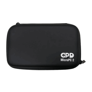 O fotografie frontală a unei carcase rigide negre închise pentru GPD MicroPC 2, pe un fundal gri. Carcasa este dreptunghiulară, cu colțuri rotunjite și prezintă sigla albă "GPD MicroPC 2" în colțul din dreapta jos. Carcasa este închisă cu fermoar.