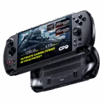 Scatto dinamico di due console di gioco portatili GPD WIN 5 nere su sfondo nero. Il dispositivo superiore è inclinato per mostrare il suo schermo, che visualizza un gioco sparatutto in prima persona e presenta sovrapposizioni di rilievo: Schermo da 7", AMD Ryzen AI Max, grafica AMD Radeon 8060S, 64 GB di RAM e SSD NVMe da 4 TB. Il dispositivo inferiore viene capovolto, mostrando le impugnature ergonomiche e le griglie di ventilazione.