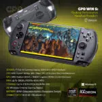 Un'infografica dinamica che mostra la console portatile GPD WIN 5 nera. Il dispositivo è inclinato con lo schermo che visualizza la schermata del titolo del gioco Cyberpunk 2077: Gangs of Night City - The Board Game. Il retro di un'altra GPD WIN 5 è visibile sullo sfondo. Il titolo recita: "GPD WIN 5: Prestazioni desktop. Libertà per i palmari". Sotto la console, viene fornito un elenco dettagliato delle specifiche massime: Display da gioco da 7" Full HD, CPU AMD Ryzen™ AI Max 385 / Max+ 395, fino a 128 GB di RAM LPDDR5x, fino a 4 TB di SSD M.2 PCIe 4.0 NVMe e batteria rimovibile da 80Wh. Sono inoltre presenti il logo di Windows 11 e i loghi AMD Ryzen AI Max e AMD Radeon 8050S.