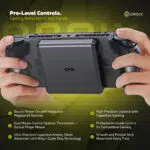 Un'infografica che mostra i controlli di livello Pro del GPD WIN 5. Due mani sorreggono il dispositivo dal retro, dove viene mostrata una piastra staccabile per un modulo mouse/trackpad. Il testo evidenzia caratteristiche quali l'accensione sicura con scanner di impronte digitali integrato, gli stick analogici capacitivi di ultra precisione e il controllo di livello professionale per i giochi competitivi.