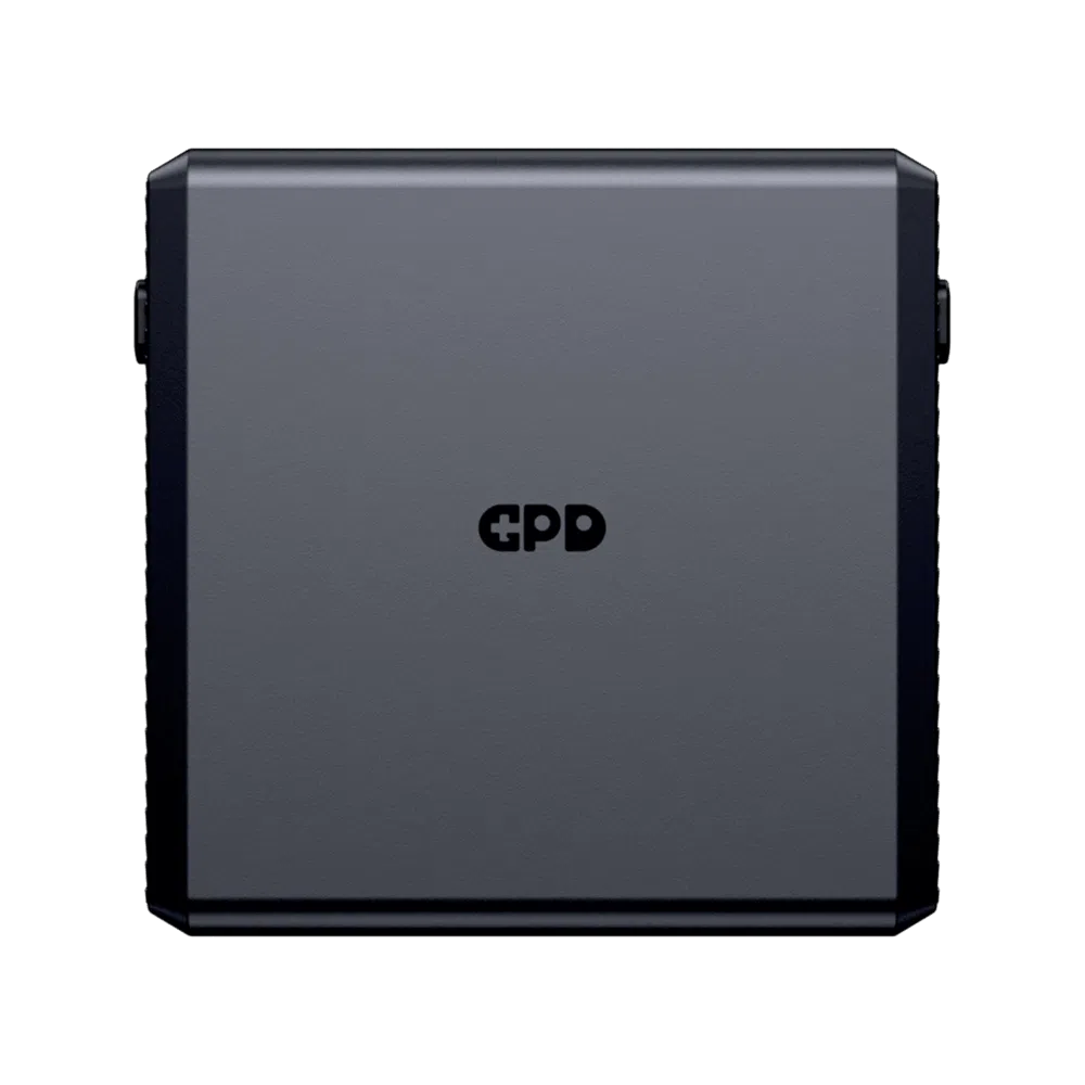 Pogled na črno, kvadratno, snemljivo baterijo za GPD WIN 5, na kateri je logotip GPD subtilno nameščen na njeni površini. Baterija je izolirana na črnem ozadju. 