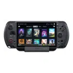 Neposreden čelni pogled na črno ročno konzolo GPD WIN 5, ki je varno nameščena v doku. Na zaslonu je prikazan vmesnik knjižnice videoiger (v slogu sistema Steam OS) z različnimi ovitki iger, kot so Destiny 2, Overwatch 2 in Apex. Pod konzolo sta vidna viden logotip GPD in indikatorji LED.  