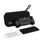 Um conjunto de acessórios de jogos pretos, incluindo uma bolsa de transporte rígida com o logótipo AYN, uma pega ergonómica para a consola portátil, uma bolsa de armazenamento suave e um protetor de ecrã transparente.