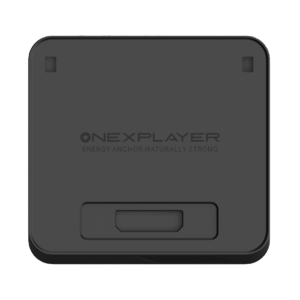 Een bovenaanzicht van de ONEXPLAYER APEX Battery Dock, een vierkant, matzwart elektronisch accessoire met afgeronde hoeken. In het midden van het apparaat staat het ONEXPLAYER-logo in reliëf, gevolgd door de slogan "ENERGY ANCHOR, NATURALLY STRONG". Er zijn twee kleine rechthoekige inkepingen in de buurt van de bovenste hoeken en een grotere, verzonken rechthoekige poort of aansluitgedeelte in het midden onderaan de voorkant.