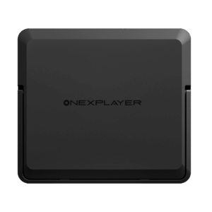 Een bovenaanzicht van een matzwart, vierkant elektronisch apparaat met het logo "ONEXPLAYER" gecentreerd op het deksel. Het apparaat heeft afgeronde hoeken, afgeschuinde randen en een zichtbaar scharniermechanisme aan de linker- en rechterkant, wat suggereert dat het een opvouwbare of clamshell-achtige handheld gameconsole of laptopaccessoire is. Het hele object is geplaatst tegen een effen zwarte achtergrond.