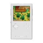 Μπροστινή όψη του AYANEO Pocket DMG σε καθαρό λευκό/ασημί φινίρισμα. Στην οθόνη εμφανίζεται ένα πολύχρωμο παιχνίδι προσομοίωσης γεωργίας. Το D-pad και τα κουμπιά δράσης είναι λευκά με ημιδιαφανή ποιότητα, ταιριάζοντας με τη μινιμαλιστική αισθητική της κονσόλας.