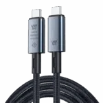 Foco: Grande plano do conetor Visual: Uma imagem limpa e vertical das duas cabeças USB-C num fundo preto. Informações importantes: Numa das cabeças está gravado o ícone do chip E-marker e as quatro especificações principais (240W, 80Gbps, 8K60Hz).