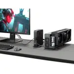 Boîtier GPD G2 eGPU connecté à un mini PC GPD et à un moniteur de jeu, alimentant un jeu AAA haut de gamme avec une carte graphique à triple ventilateur.