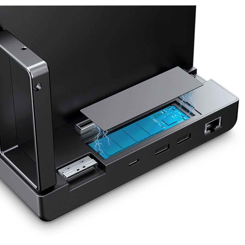 Gros plan de la base de la station d'accueil GPD G2 montrant l'emplacement NVMe M.2 2280 SSD intégré avec un couvercle magnétique, entouré de ports USB4 v2.0, USB Type-A et Ethernet. 