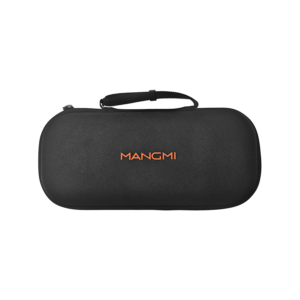 Gesloten buitenaanzicht van de MANGMI Pocket Max Draagtas op een zwarte achtergrond, met het harde schaalontwerp, het zwarte koolstofvezel textuuroppervlak, de bovenste draagriem en het "MANGMI" logo in levendig oranje gedrukt in het midden.