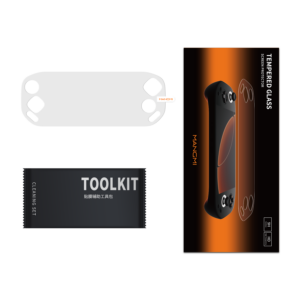 Heldere schermbeschermer met volledige bedekking en aangepaste uitsparingen die over een zwarte MANGMI Pocket Max handheld console zweeft.